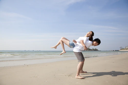 年轻情侣在海边度假图片