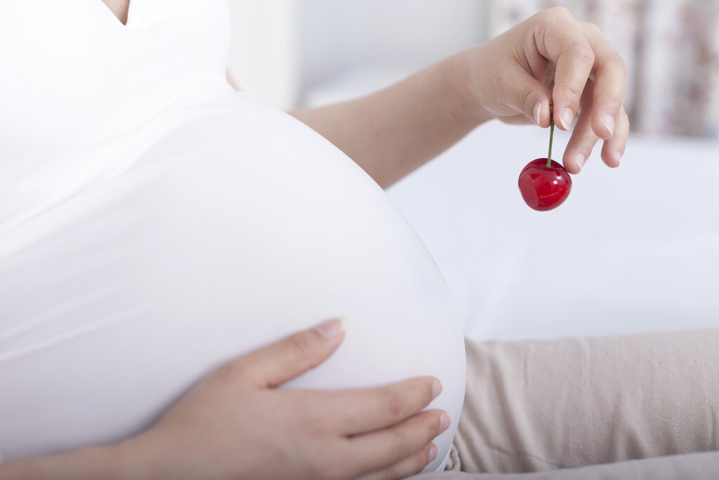 孕妇健康饮食主题,孕妇拿着樱桃