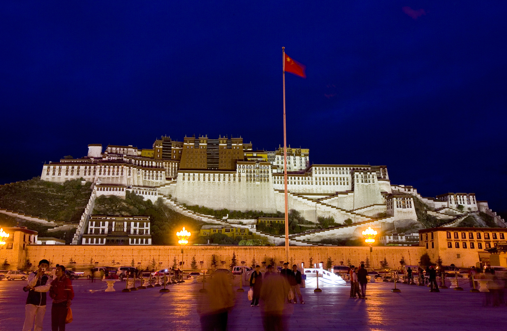 布达拉宫夜景图片