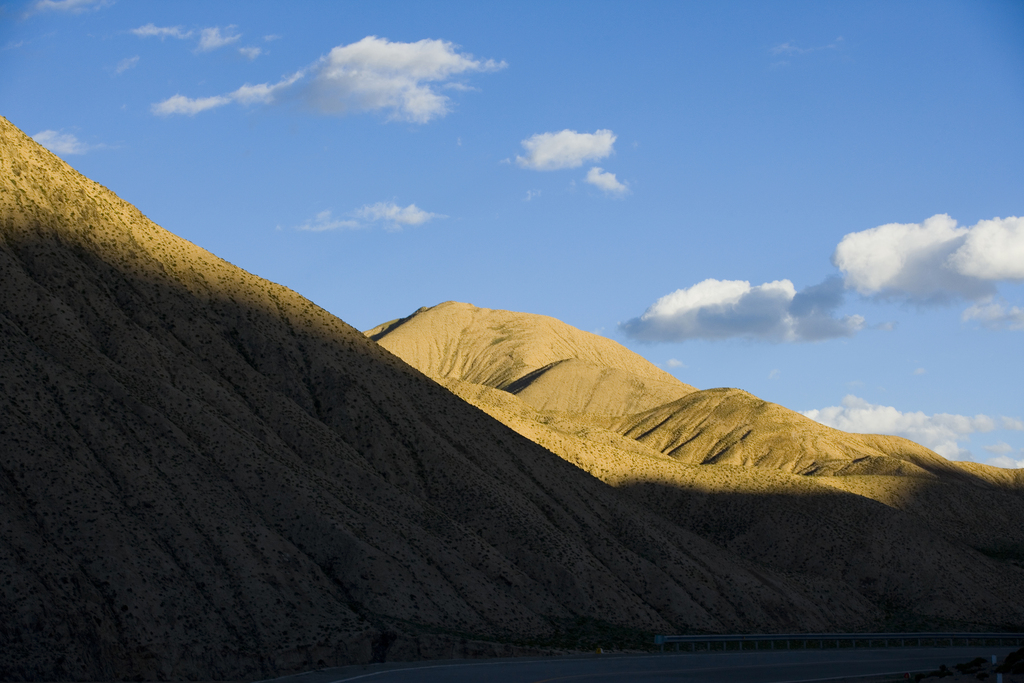 高原地带的山和河图片