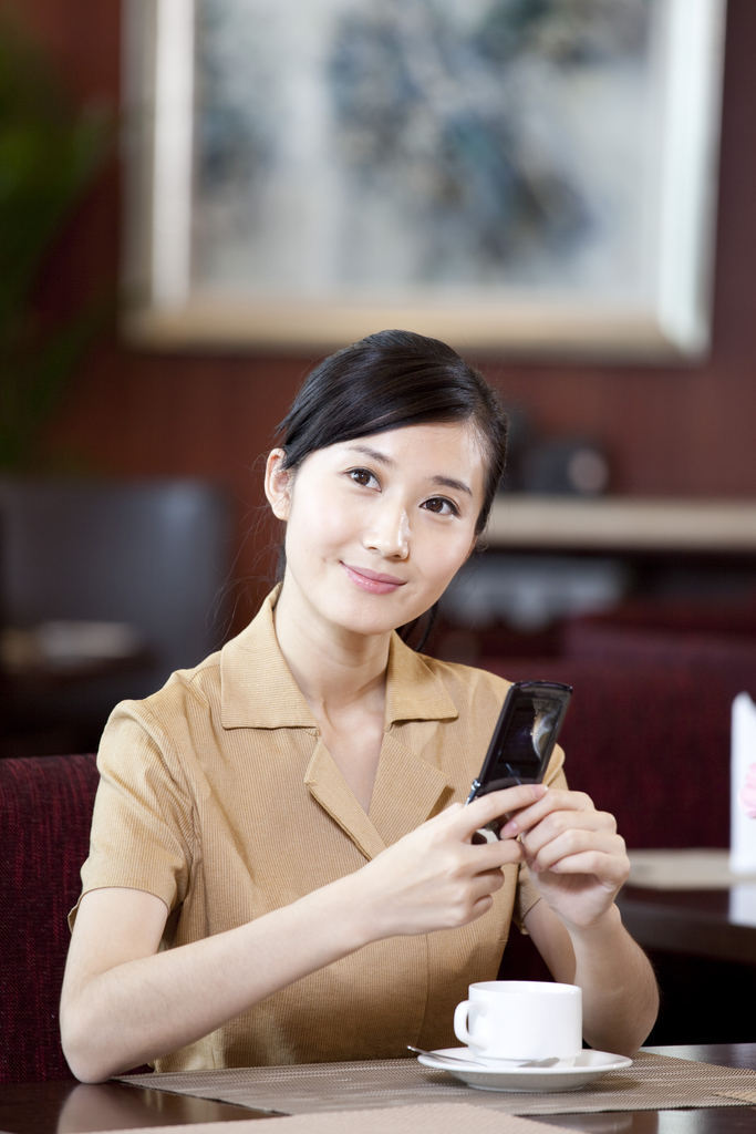 打手机的商务女士