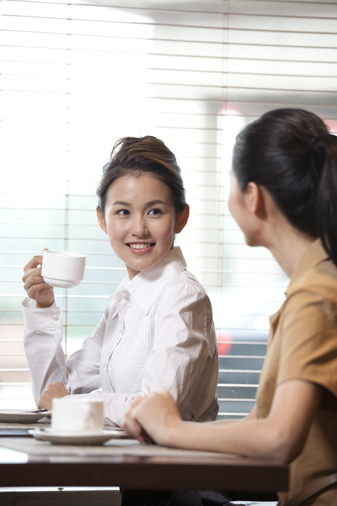 两个商务女士喝咖啡聊天图片