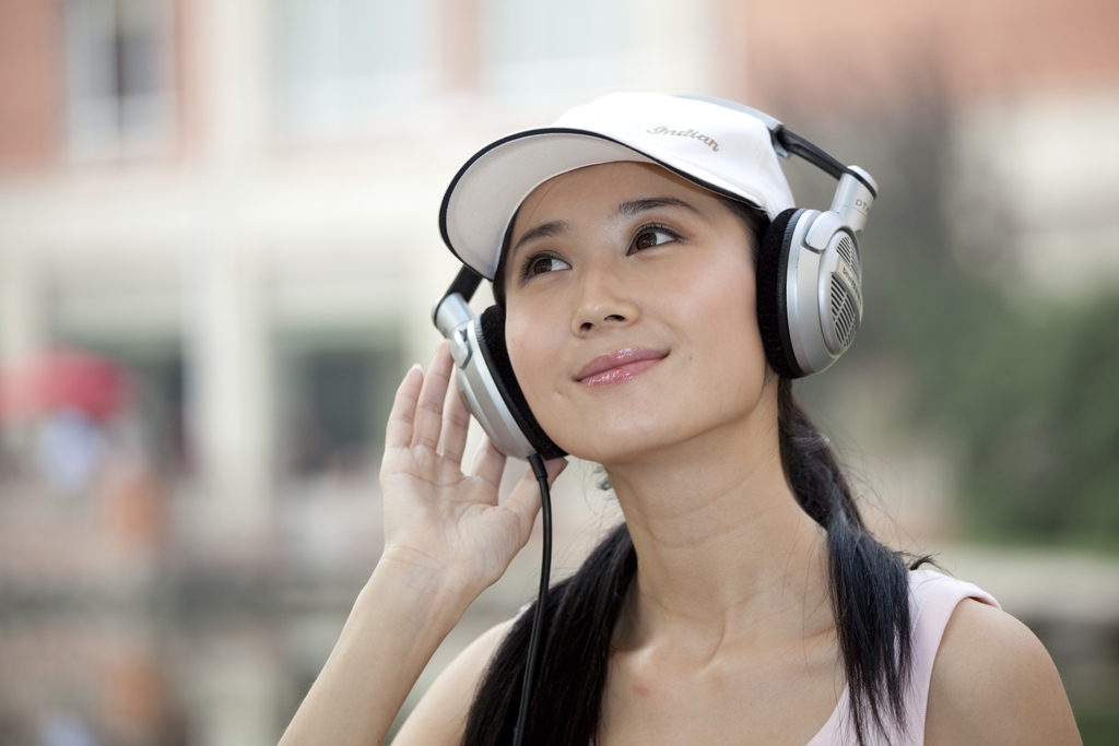 带耳机的年轻女人