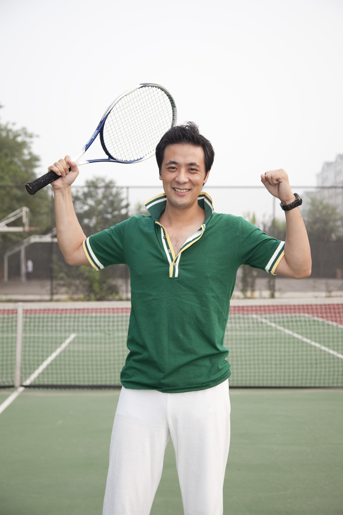 户外打网球的年轻男人