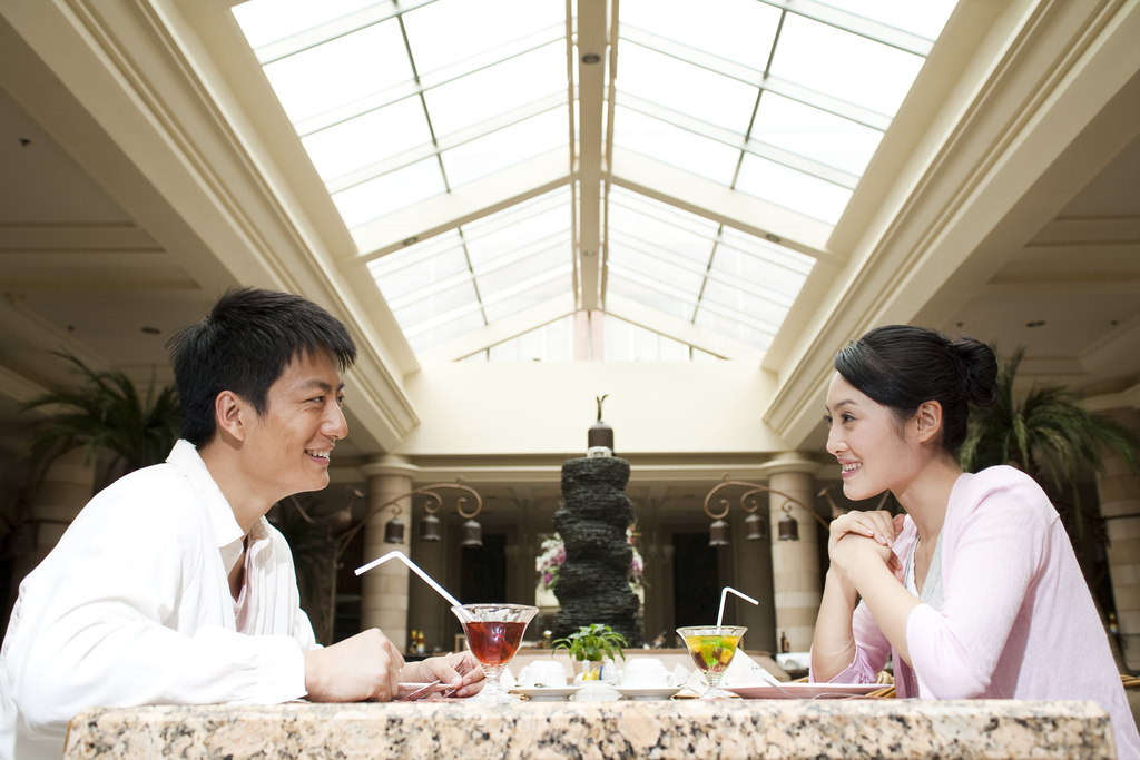 情侣在餐厅喝饮料图片