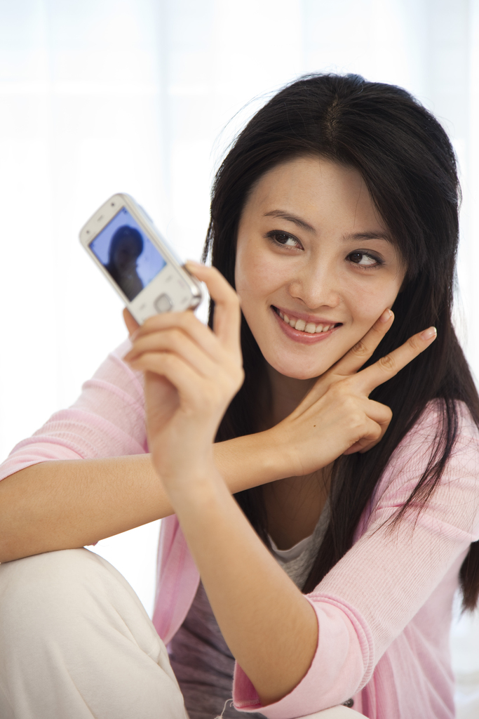 年轻女人手机自拍图片