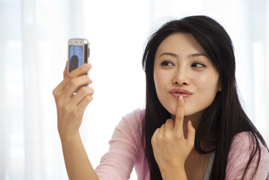 年轻女人手机自拍图片