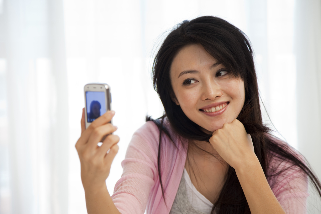 年轻女人手机自拍图片