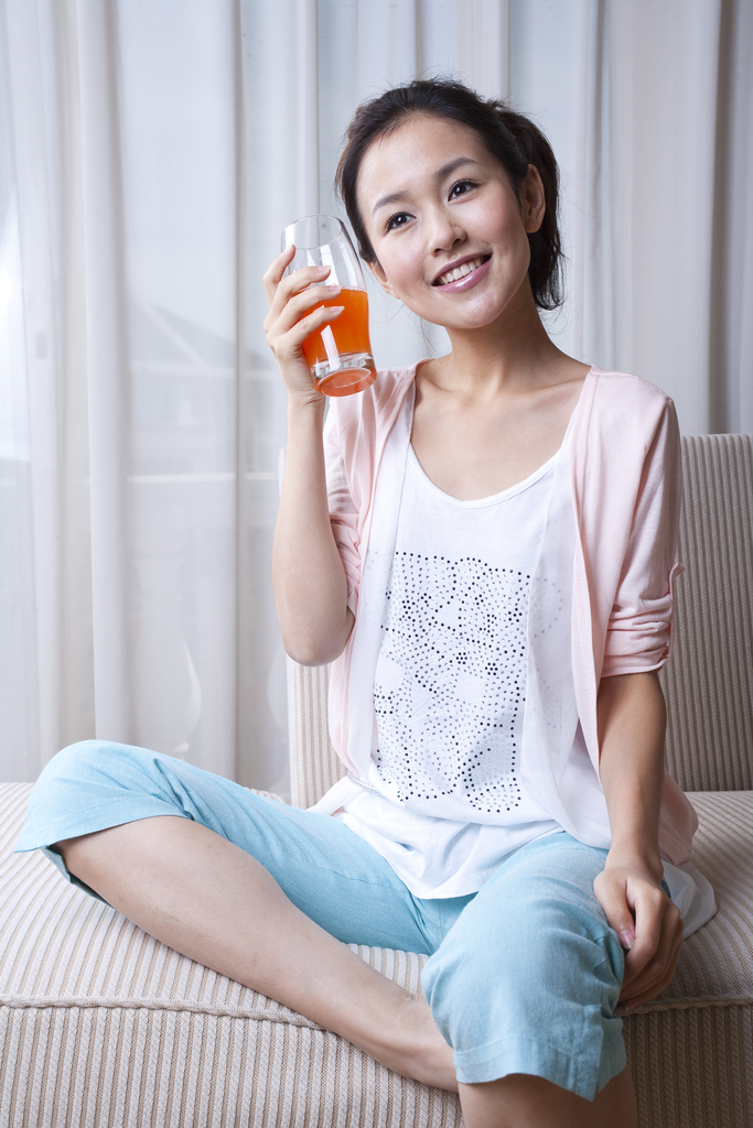 年轻女人喝果汁