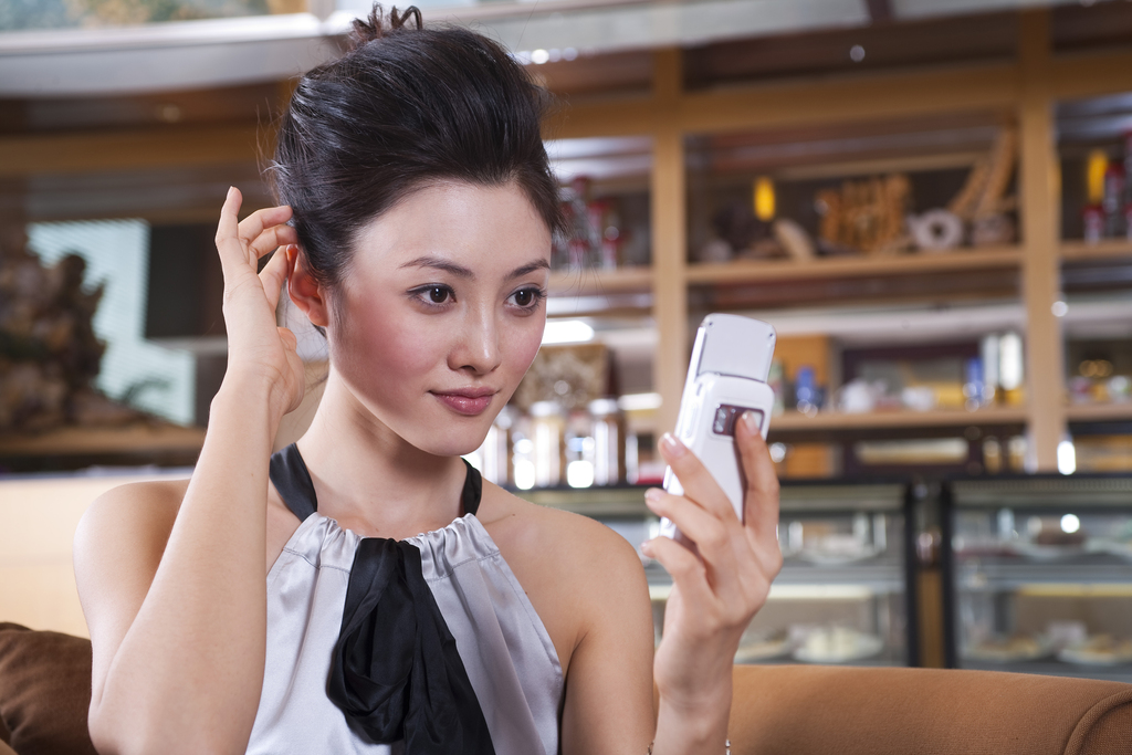 年轻女人打电话