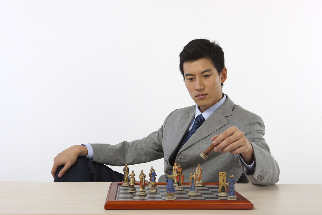 商务男士玩国际象棋图片