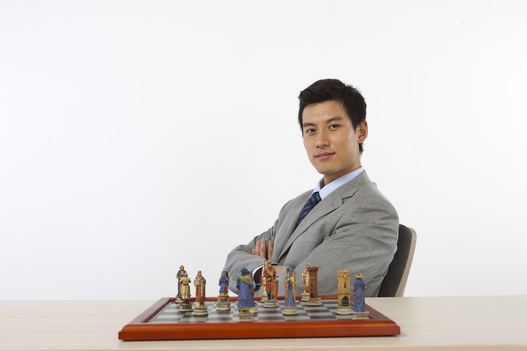 商务男士玩国际象棋图片