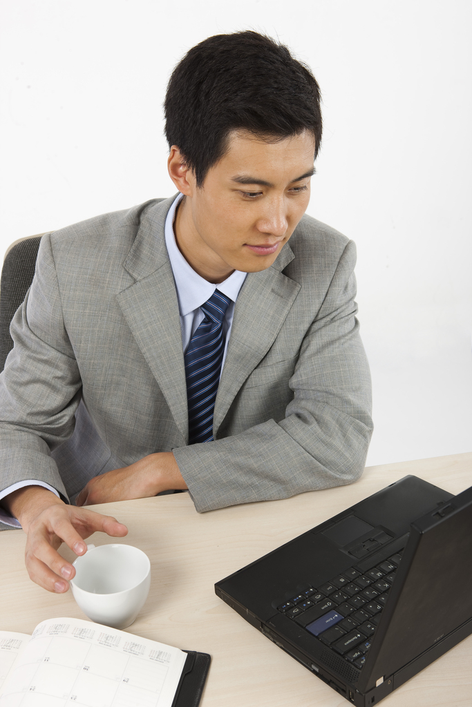 商务男士使用笔记本电脑