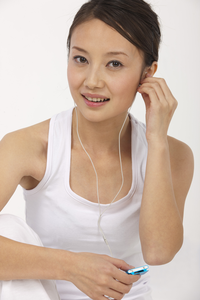 年轻女人听音乐