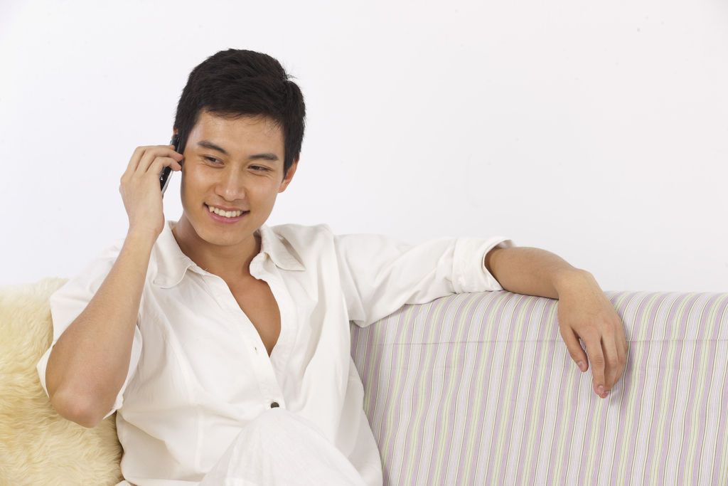 年轻男士打电话