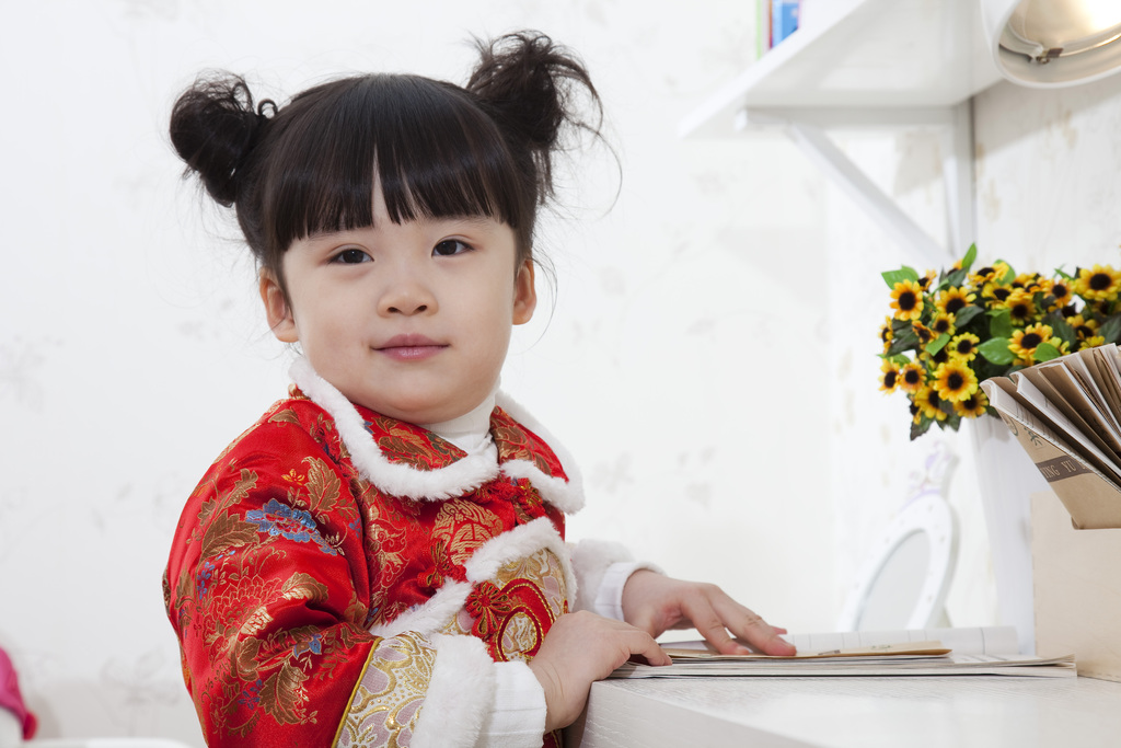 节日中的小女孩图片