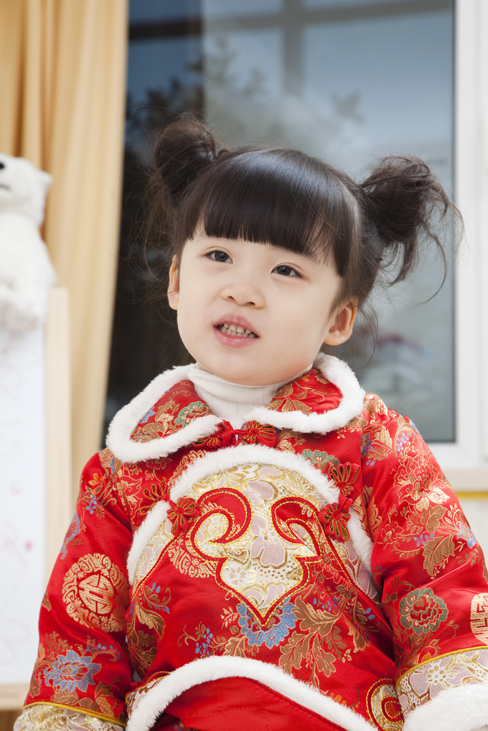 节日中的小女孩