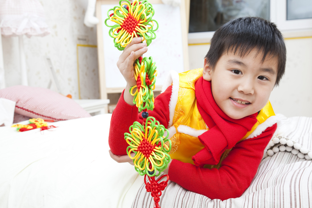 节日中的小男孩图片