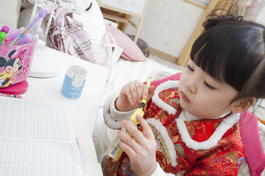 节日中的小女孩图片