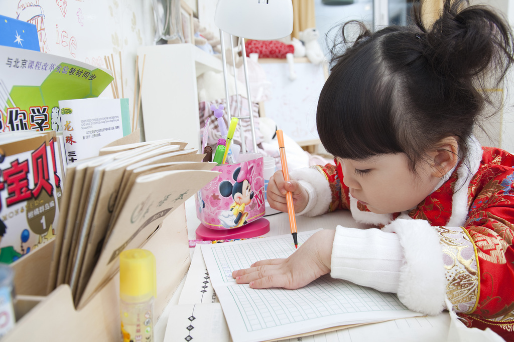 节日中的小女孩图片