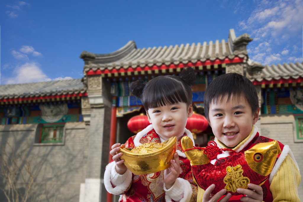 新年气氛里的儿童图片