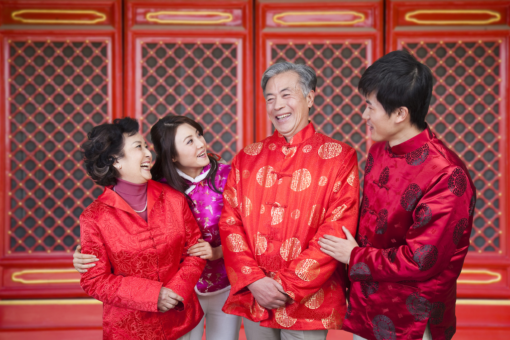 新年气氛里的家庭