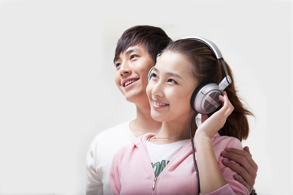 年轻人戴耳机听音乐