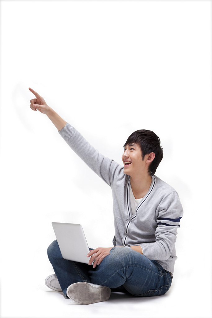 年轻男人坐在地上使用笔记本电脑