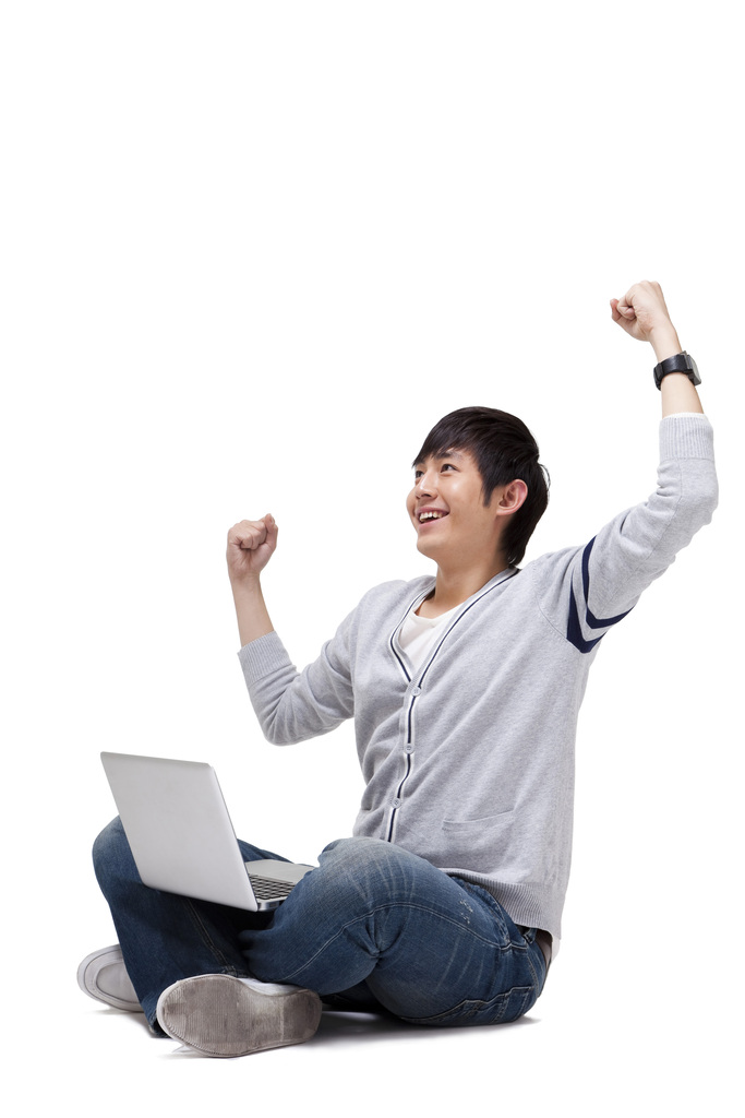 年轻男人坐在地上使用笔记本电脑