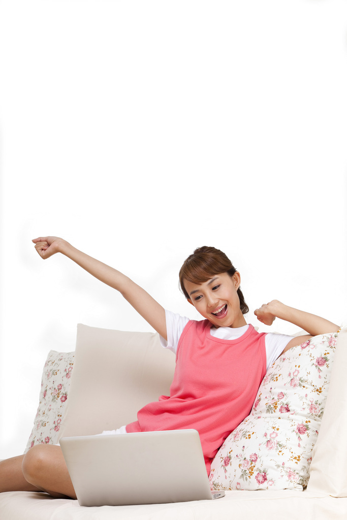 年轻女人使用笔记本电脑
