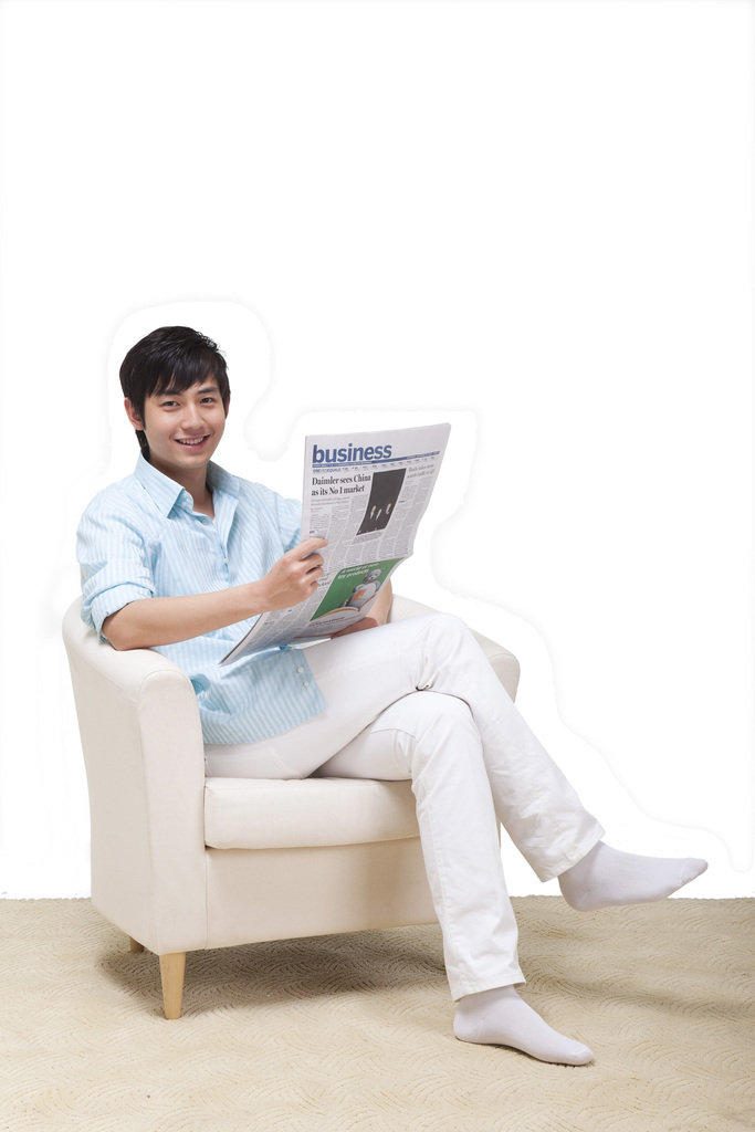 年轻男人看报纸