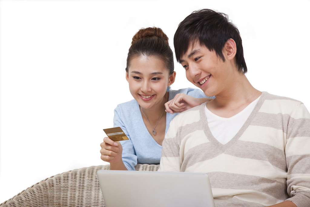 年轻情侣拿着信用卡上网图片
