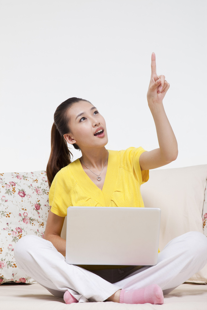 年轻女人使用笔记本电脑图片