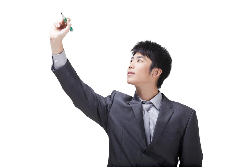 拿白板笔的年轻商务男士