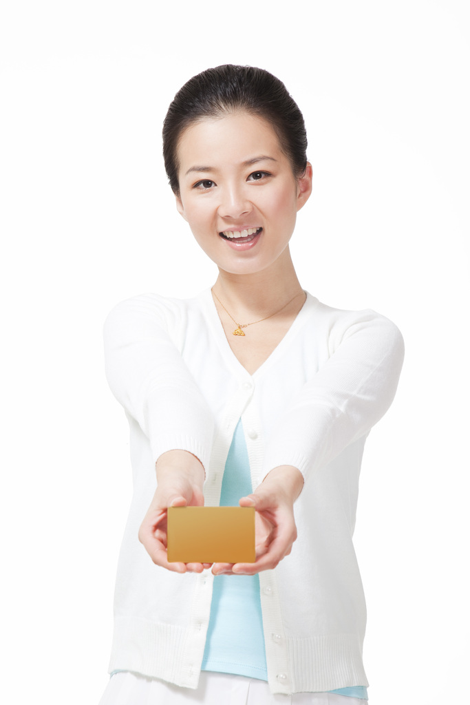 年轻女人展示信用卡