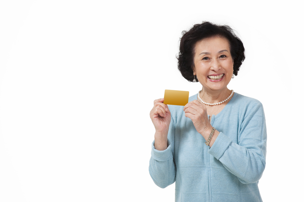 快乐老年人展示信用卡