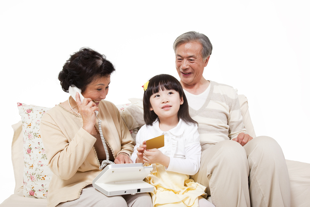 幸福的老年夫妻和小女孩