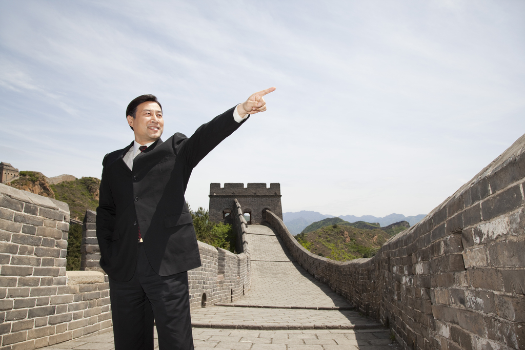 长城上的职业男士图片