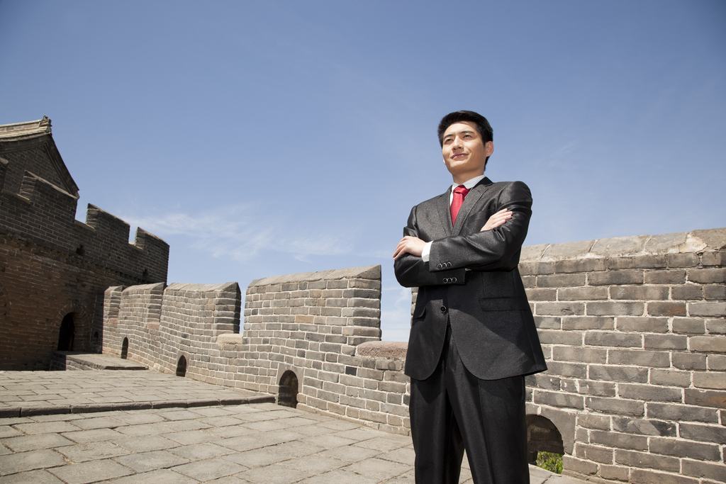 长城上的职业男士图片