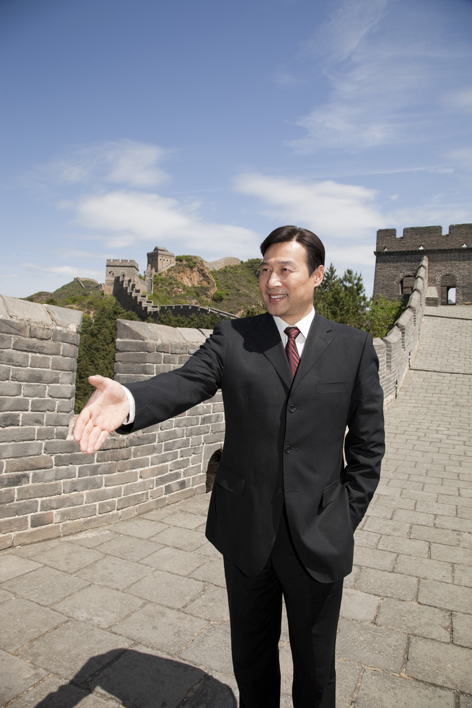 长城上的职业男士图片
