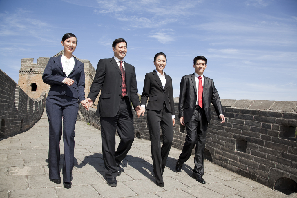 长城上的商务人士图片