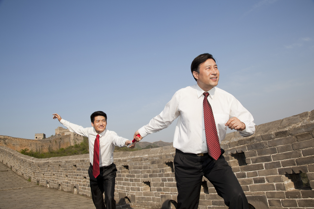 长城上的商务人士图片