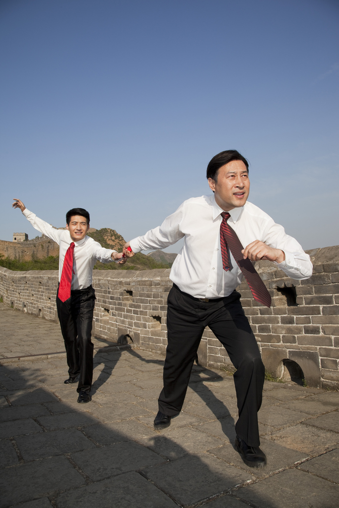 长城上的商务人士图片