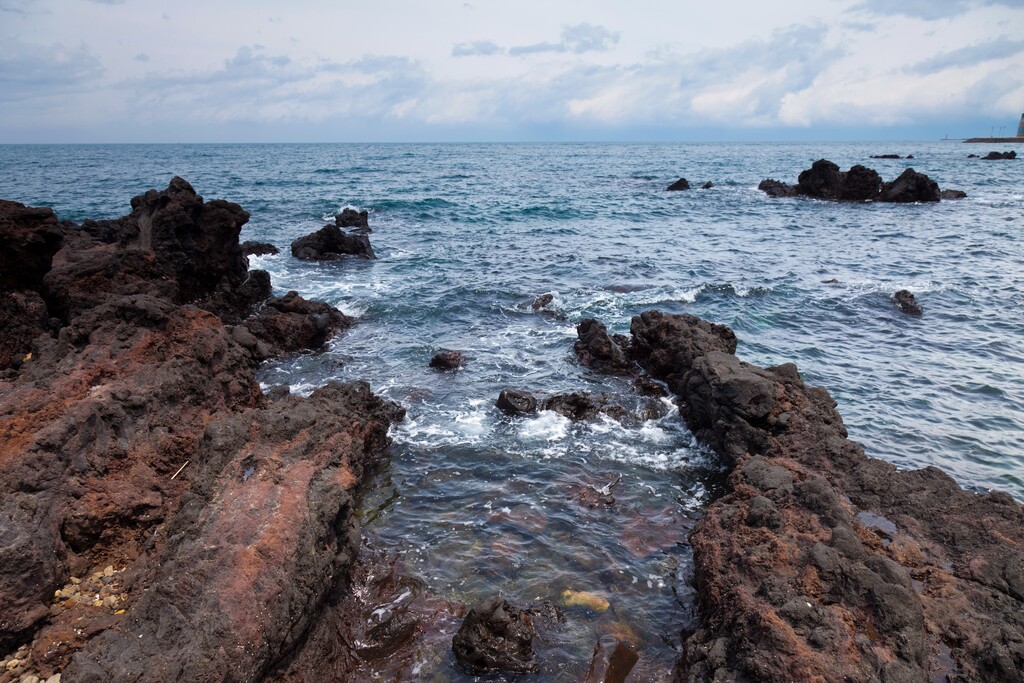 韩国济州岛龙头岩图片