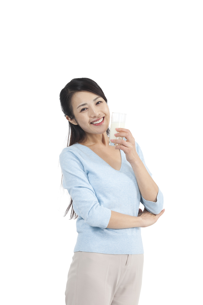 棚拍休闲装年轻女人喝牛奶