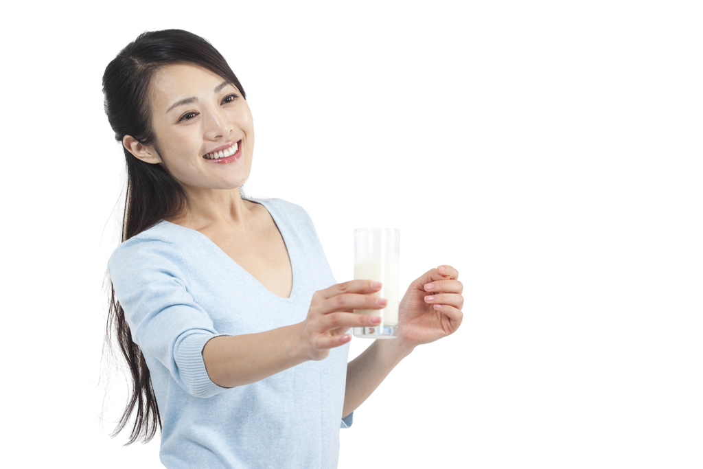 棚拍休闲装年轻女人喝牛奶