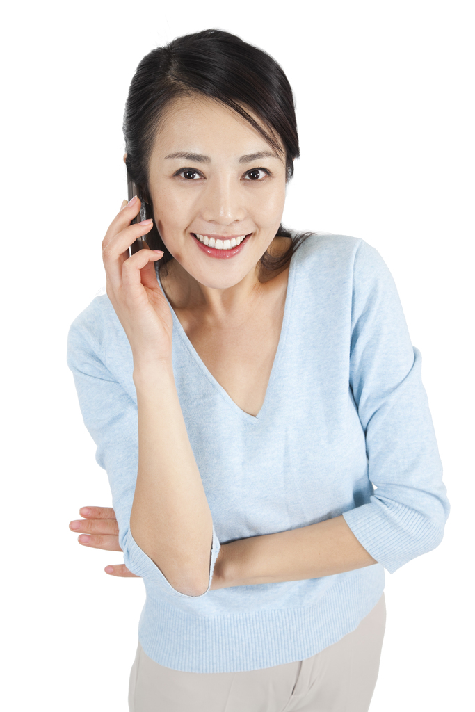 棚拍休闲装年轻女人打电话