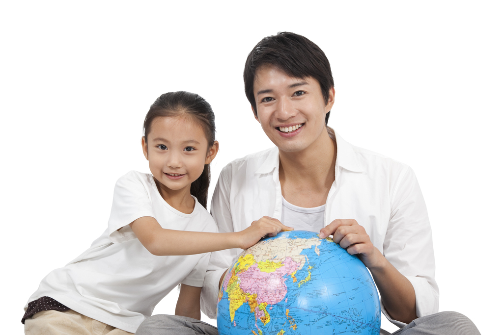 棚拍休闲装年轻父亲和小女孩研究地球仪