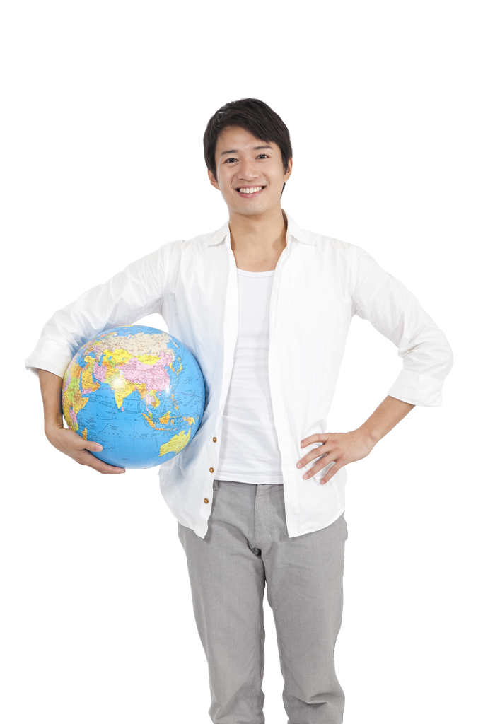 棚拍休闲装年轻男人抱地球仪