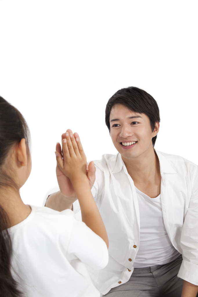 棚拍休闲装年轻父亲和小女孩拍手图片